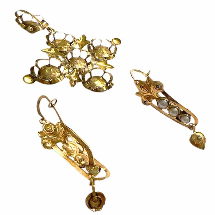 Boucles d'oreilles Conjunto de broche y pendientes con perlas de oro 58 Facettes Q43B