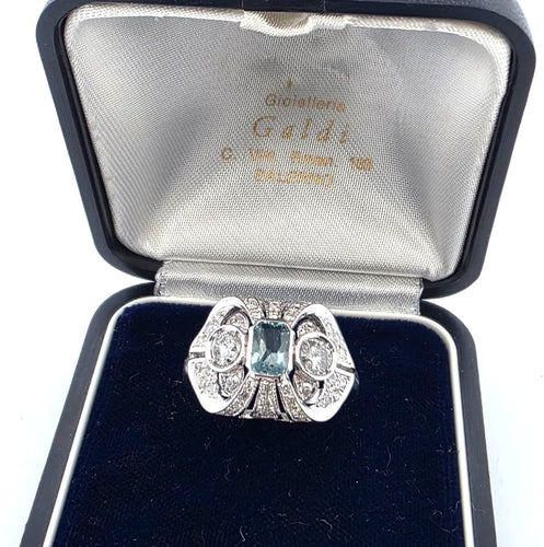 Bague 52 Bague en or blanc 18 carats avec une aigue-marine centrale et des diamants en périphérie 58 Facettes