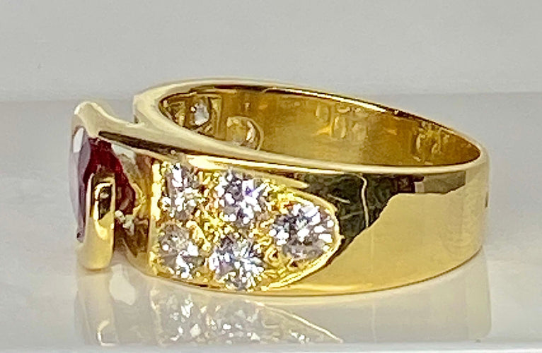 Bague 58 Bague en or jaune 18 carats, rubis 2,25 carats et 10 diamants 58 Facettes AB412