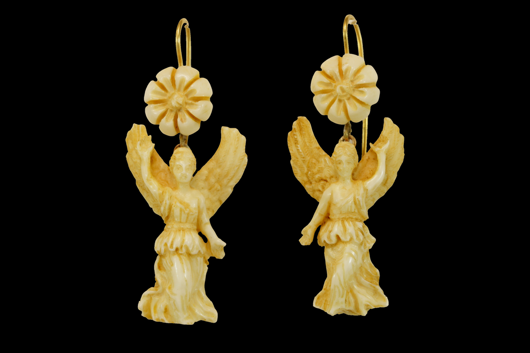 Boucles d'oreilles antiques en or sculptées en ivoire