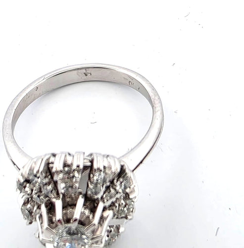 Bague 53 Bague en or blanc avec diamant central et diamants environnants 58 Facettes