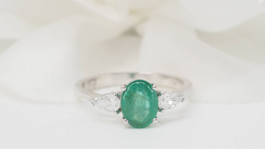 Bague 54 Bague en or blanc, émeraude et diamants 58 Facettes 32533