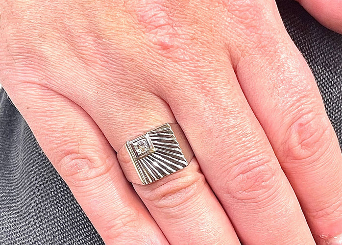 Bague 61 Chevalière homme vintage en or blanc 18 carats et diamants 58 Facettes