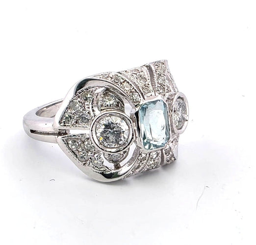 Bague 52 Bague en or blanc 18 carats avec une aigue-marine centrale et des diamants en périphérie 58 Facettes