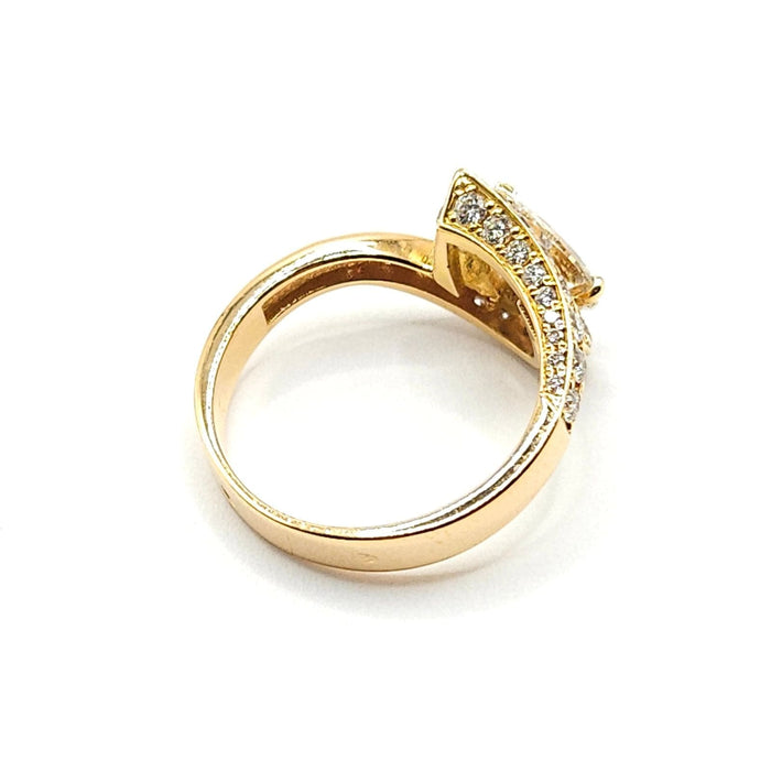 Bague 56 Bague or jaune sertie d'un diamant poire et diamants ronds 58 Facettes