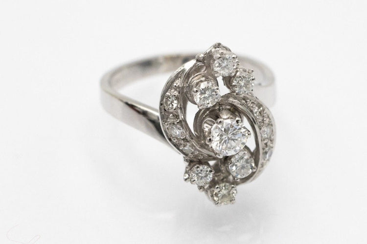 Bague Une bague élégante en or blanc sertie de diamants 58 Facettes 10829