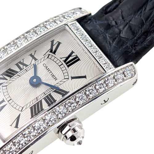Cartier RARE Mini Tank Américaine en or blanc, lunette pavée de 47 diamants, cadran guilloché flinqué, boucle en or blanc 18 carats, boîte incluse