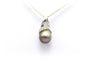 Pendentif Pendentif contemporain en or blanc 18 carats serti d'une perle de Tahiti et de diamants "taille" brillant (+-0.015ct) 58 Facettes B572