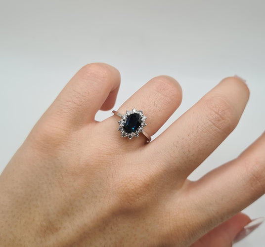 Bague 53 Bague or blanc carats sertie d'un saphir et de diamants naturels 58 Facettes