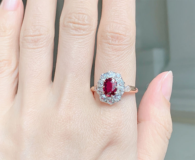 Bague de type pompadour or rose et platine en rubis et diamants.