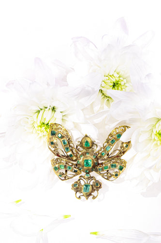 Pendentif Pendentif en forme de nœud d'émeraude exposé au musée, vers 1650 – L'élégance baroque en or 58 Facettes 22033-0106