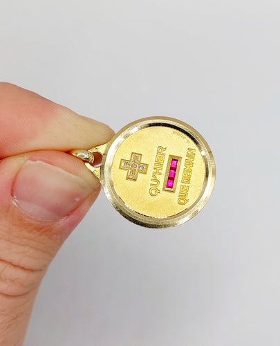 Pendentif Pendentif médaille d'amour AUGIS 23mm or 18k et rubis : "+ QU'HIER - QUE DEMAIN" 58 Facettes A06132