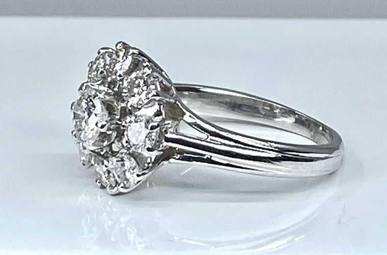 Bague 53 Bague marguerite en or blanc sertie de 9 diamants 58 Facettes AB378