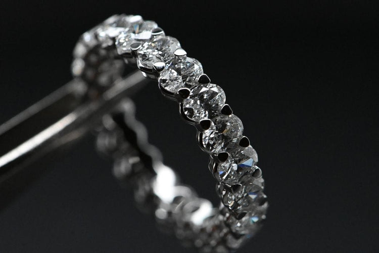 Bague 54 Alliance en or blanc et diamants 3 330 cts 58 Facettes