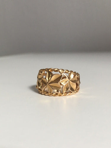 Bague en or jaune motif végétal