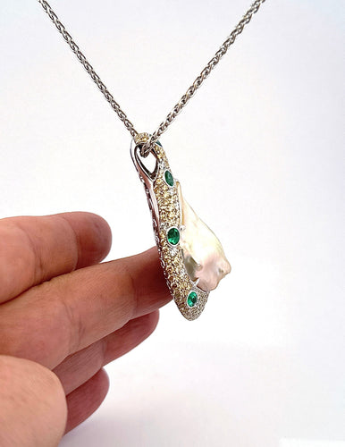 Collier Collier en or blanc , perle ( Mabe ) de Tahiti , émeraude et diamants naturels 58 Facettes