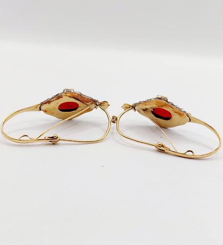 Dormeuses XXL poissardes victoriennes or jaune, camée corail, émeraudes (circa 1850