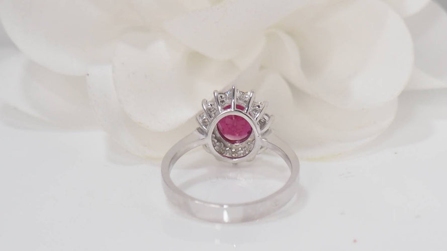 Bague 54.5 Bague marguerite en or blanc, rubis ovale et diamants 58 Facettes F 4948