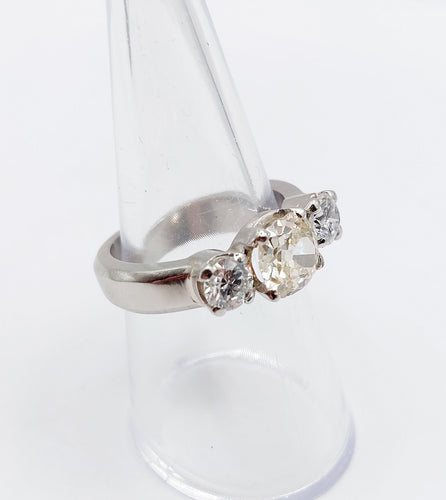 Bague jonc Art déco en platine et diamants (1,30 ct + 0,90 ct)