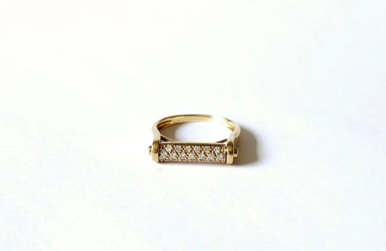Bague moderniste en or jaune 18k et diamants