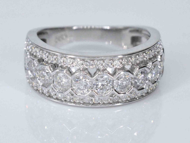 Bague 54 Bague pavée en or blanc avec diamants 58 Facettes 2045