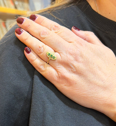 Bague 54 Bague marquise style ancien en or émeraudes et diamants 58 Facettes