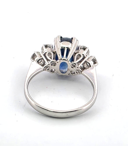 Bague 56 Bague en or blanc 18 carats ornée d'un saphir naturel de Birmanie et de diamants 58 Facettes