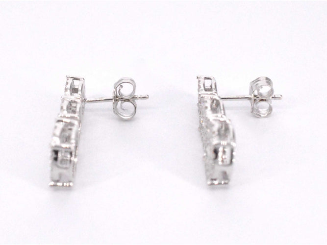 Boucles d'oreilles Boucles d'oreilles en or blanc avec trois chatons de diamants les uns en dessous des autres 58 Facettes 2110