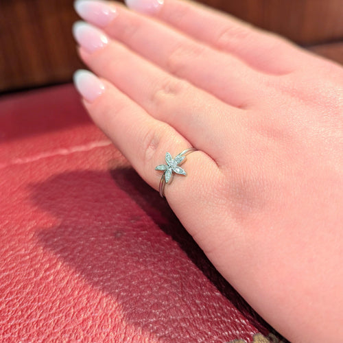 Bague 48 Bague florale en or blanc et diamants 58 Facettes 30091