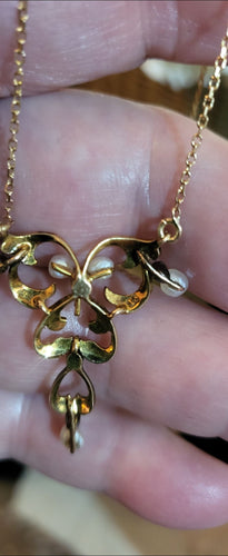 Collier Art Nouveau en or jaune, orné des Rubis et de Perles 58 Facettes