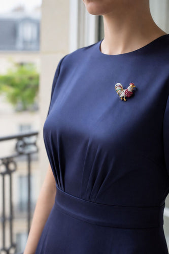 Broche Broche coq pavée de diamants, rubis et saphirs en or jaune et blanc 18k 58 Facettes