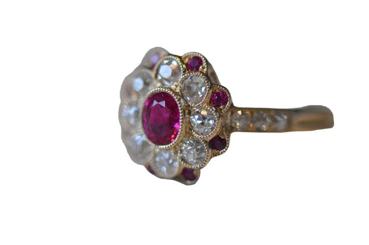 Bague 54 Une bague en rubis et diamant d'une ancienne mine 58 Facettes
