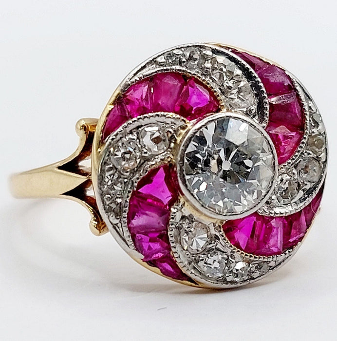 Bague cible tourbillon art deco or jaune diamant et rubis calibrés