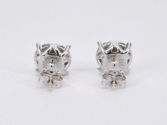 Boucles d'oreilles Boucles d'oreilles en or blanc avec un diamant taille brillant 58 Facettes 2108