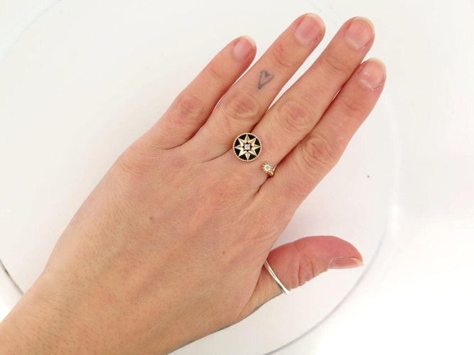 Bague 55 bague DIOR rose des vents t55 or jaune 18k diamants 0.10ct onyx 58 Facettes 271385