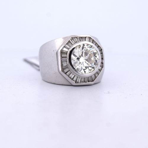 Bague 44 Bague vintage en or blanc 18 carats avec diamant central et diamants 58 Facettes