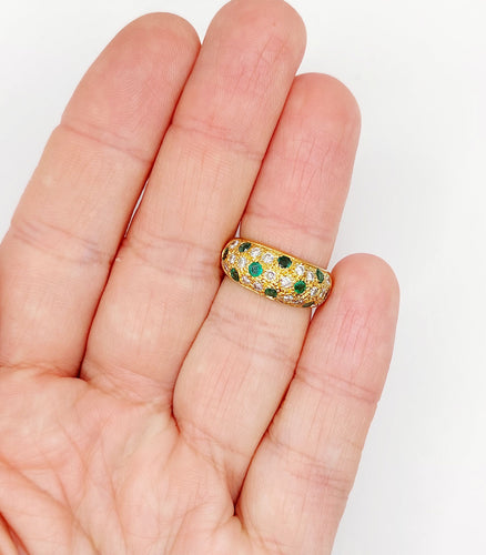 Bague 50 Bague dôme bombée pavée en or 18k et diamants, émeraudes 58 Facettes A06602