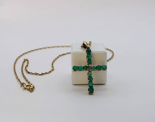 Pendentif Pendentif croix en or jaune avec émeraudes naturelles 58 Facettes 50141