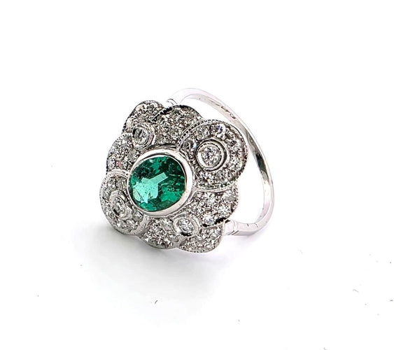 Bague en or blanc 18 carats avec une émeraude ovale de 2,00 carats et des diamants de 1,00 carat