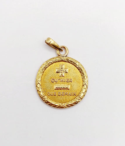 Pendentif Augis - Pendentif médaille d'amour \"+ qu'hier - que demain\" en or 18k 58 Facettes A06443