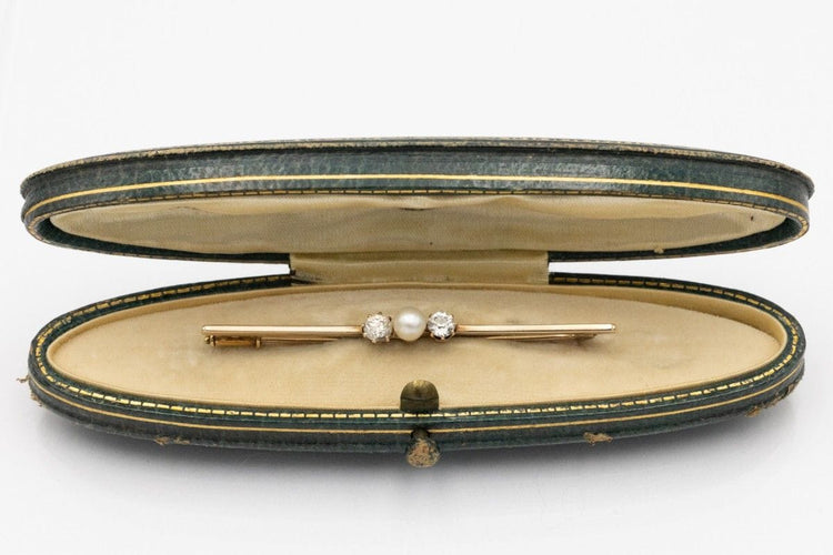 Broche Gold elongated brooch, pearl and "old" brilliant-cut diamonds 58 Facettes 11472