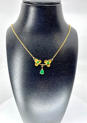 Collier pendentif trilobé en or jaune 18 carats et émeraudes