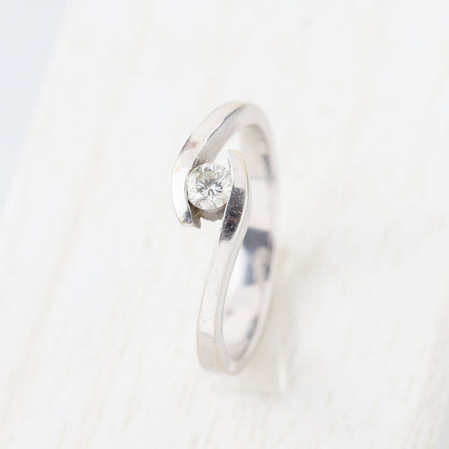 Bague solitaire en or blanc 18 carats et diamant de 0,16 carat.