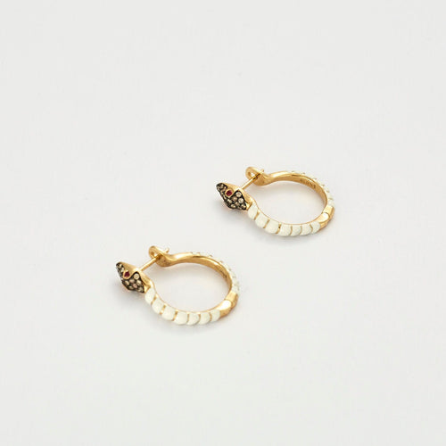 Boucles d'oreilles Boucles d'oreilles serpent créoles en émail blanc avec diamants et rubis 58 Facettes 3275