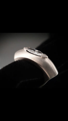 Bague 54.5 Bague or blanc sertie d'un diamant de taille marquise de 1 carat 58 Facettes