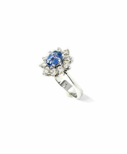 Bague Bague Lady Di moderne en or blanc avec saphir naturel de Ceylan et diamants 58 Facettes Q403B