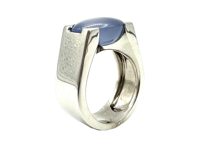 Bague 55 CARTIER. Collection "Tankissimo", bague or blanc et calécdoine 58 Facettes