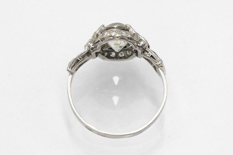 Bague 57 Une bague impressionnante ornée de diamants de 1,94 carat et de saphirs synthétiques. 58 Facettes PPK02