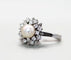 Bague 59 Bague marguerite or blanc, perle centrale, diamants 58 Facettes