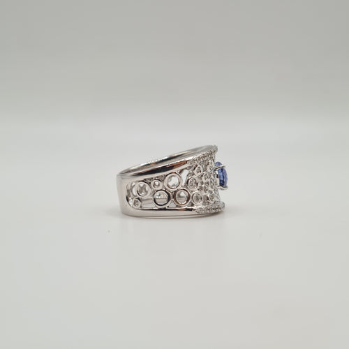 Bague 54 Bague or blanc sertie d'un saphir synthétique et diamants naturels 58 Facettes